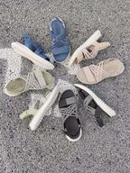 Margit | Komfortsandale med solid kilehæl og blød lukning