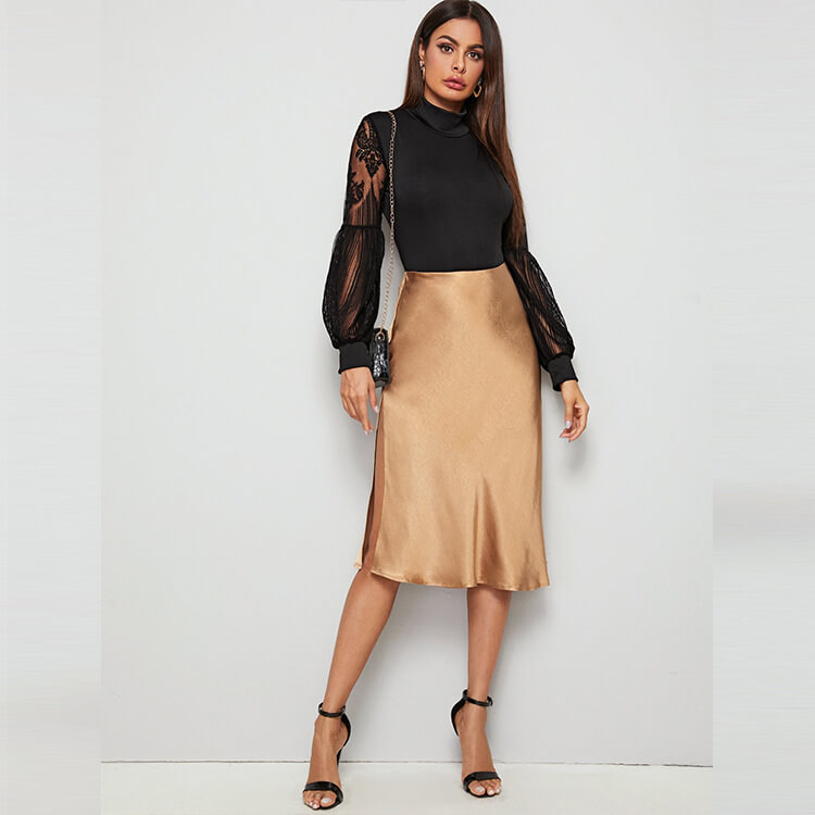 Sort body med høj hals og gennemsigtige blondemanchetter